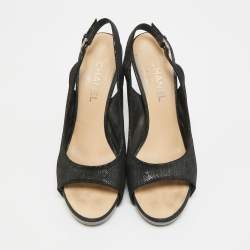 مملوكة مسبقًا حذاء كعب عالي شانيل CC جلد سويدي نسيج أسود مقدمة مفتوحة بحزام خلفي مقاس 40.5