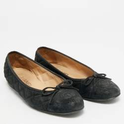 Pre Owned حذاء باليرينا فلات شانيل جلد كارونغ أسود مقدمة سي سي مزينة بفبونة مقاس 38.5