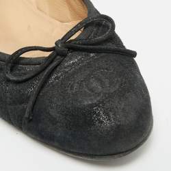 Pre Owned حذاء باليرينا فلات شانيل جلد كارونغ أسود مقدمة سي سي مزينة بفبونة مقاس 38.5