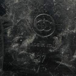 Pre Owned حذاء باليرينا فلات شانيل جلد كارونغ أسود مقدمة سي سي مزينة بفبونة مقاس 38.5