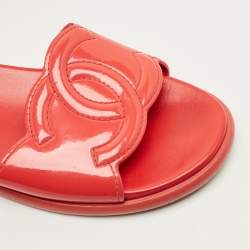 Pre Owned حذاء مسطح منزلق شانيل سي سي جلد براءات لامع برتقالي مرجاني مقاس 40