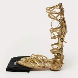 Pre Owned صندل شانيل جلد ذهبي مسطح على النمط الجلادي مقاس 38.5