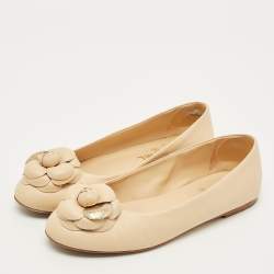 مملوكة مسبقًا حذاء باليرينا فلات شانيل شمواه بورغندي وجلد لامع كامليا سي سي مقاس 35