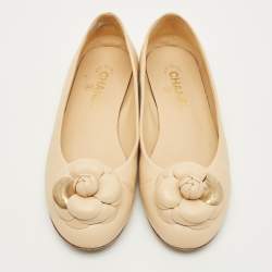 مملوكة مسبقًا حذاء باليرينا فلات شانيل شمواه بورغندي وجلد لامع كامليا سي سي مقاس 35