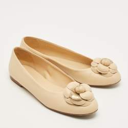 مملوكة مسبقًا حذاء باليرينا فلات شانيل شمواه بورغندي وجلد لامع كامليا سي سي مقاس 35