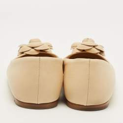 مملوكة مسبقًا حذاء باليرينا فلات شانيل شمواه بورغندي وجلد لامع كامليا سي سي مقاس 35