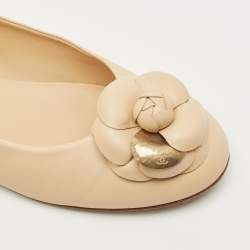 مملوكة مسبقًا حذاء باليرينا فلات شانيل شمواه بورغندي وجلد لامع كامليا سي سي مقاس 35