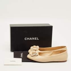 مملوكة مسبقًا حذاء باليرينا فلات شانيل شمواه بورغندي وجلد لامع كامليا سي سي مقاس 35