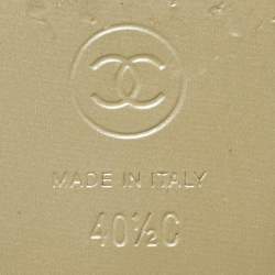 Pre Owned صندل بإصبع ورباط للكاحل شانيل كامليا جلد أبيض مقاس 40.5