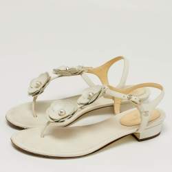 Pre Owned صندل بإصبع ورباط للكاحل شانيل كامليا جلد أبيض مقاس 40.5