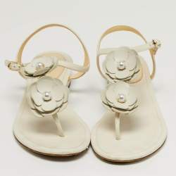 Pre Owned صندل بإصبع ورباط للكاحل شانيل كامليا جلد أبيض مقاس 40.5