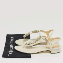 Pre Owned صندل بإصبع ورباط للكاحل شانيل كامليا جلد أبيض مقاس 40.5