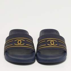 مملوكة مسبقًا صندل مسبح مطاطي شانييل سي سي أزرق كحلي مقاس 39