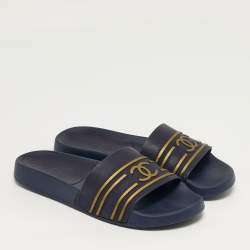 مملوكة مسبقًا صندل مسبح مطاطي شانييل سي سي أزرق كحلي مقاس 39