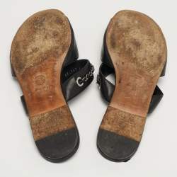 Pre Owned شبشب شانيل جلد أسود تفاصيل سلسلة مسطح مقاس 39