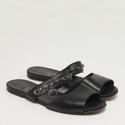 Pre Owned شبشب شانيل جلد أسود تفاصيل سلسلة مسطح مقاس 39