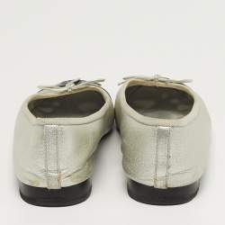 مملوكة مسبقًا حذاء باليرينا فلات شانيل مزين فيونكة جلد لامع و جلد فضي/أسود مقاس 39.5