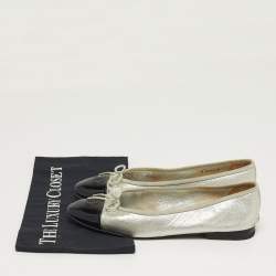 مملوكة مسبقًا حذاء باليرينا فلات شانيل مزين فيونكة جلد لامع و جلد فضي/أسود مقاس 39.5