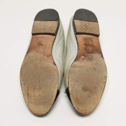 مملوكة مسبقًا حذاء باليرينا فلات شانيل مزين فيونكة جلد لامع و جلد فضي/أسود مقاس 39.5