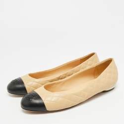 Pre Owned حذاء باليرينا فلات شانيل جلد مبطن بيج/أسود مقدمة مزينة شعار الماركة سي سي وفيونكة مقاس 39.5