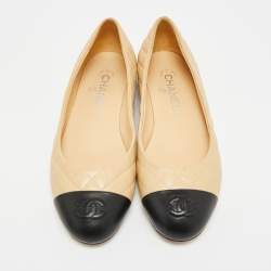 Pre Owned حذاء باليرينا فلات شانيل جلد مبطن بيج/أسود مقدمة مزينة شعار الماركة سي سي وفيونكة مقاس 39.5