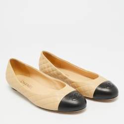 Pre Owned حذاء باليرينا فلات شانيل جلد مبطن بيج/أسود مقدمة مزينة شعار الماركة سي سي وفيونكة مقاس 39.5