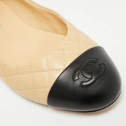 Pre Owned حذاء باليرينا فلات شانيل جلد مبطن بيج/أسود مقدمة مزينة شعار الماركة سي سي وفيونكة مقاس 39.5