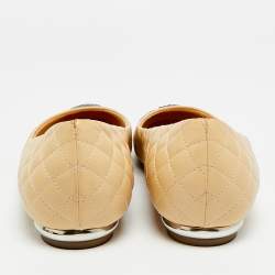 Pre Owned حذاء باليرينا فلات شانيل جلد مبطن بيج/أسود مقدمة مزينة شعار الماركة سي سي وفيونكة مقاس 39.5