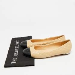 Pre Owned حذاء باليرينا فلات شانيل جلد مبطن بيج/أسود مقدمة مزينة شعار الماركة سي سي وفيونكة مقاس 39.5