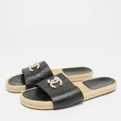 Pre Owned صندل سلايد شانيل سي سي جلد أسود لامع بالشعار مقاس 40