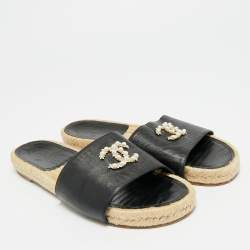 Pre Owned صندل سلايد شانيل سي سي جلد أسود لامع بالشعار مقاس 40