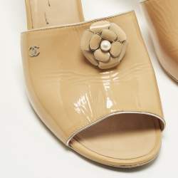 Pre Owned Chanel Camelia Size 42 Beige Patent Leather Slide Sandals