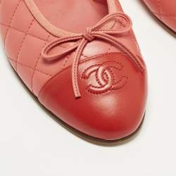 Pre Owned حذاء باليرينا فلات شانيل جلد مبطن وردي/أحمر غطاء مقدمة سي سي بفيوكة مقاس 40