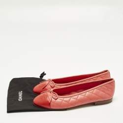 Pre Owned حذاء باليرينا فلات شانيل جلد مبطن وردي/أحمر غطاء مقدمة سي سي بفيوكة مقاس 40