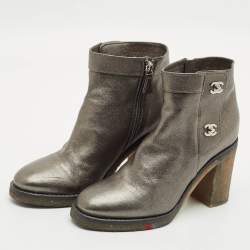 مملوكة مسبقًا حذاء بوت كاحل شانيل مقدمة سي سي جلد أسود مقاس 38