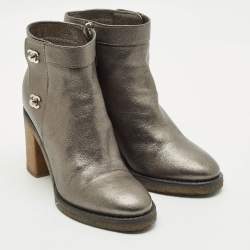 مملوكة مسبقًا حذاء بوت كاحل شانيل مقدمة سي سي جلد أسود مقاس 38