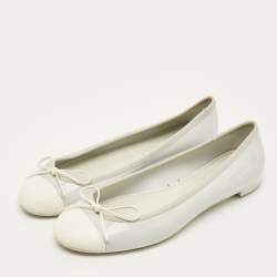 Pre Owned حذاء باليرينا فلات شانيل جلد ومطاط رمادي/أبيض CC مقاس 41