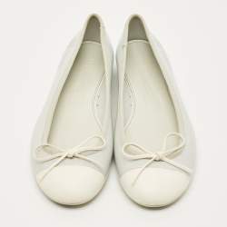 Pre Owned حذاء باليرينا فلات شانيل جلد ومطاط رمادي/أبيض CC مقاس 41