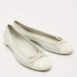 Pre Owned حذاء باليرينا فلات شانيل جلد ومطاط رمادي/أبيض CC مقاس 41