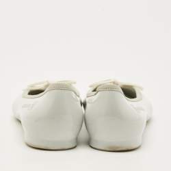 Pre Owned حذاء باليرينا فلات شانيل جلد ومطاط رمادي/أبيض CC مقاس 41