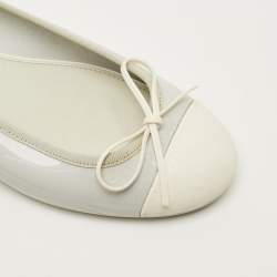 Pre Owned حذاء باليرينا فلات شانيل جلد ومطاط رمادي/أبيض CC مقاس 41