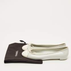 Pre Owned حذاء باليرينا فلات شانيل جلد ومطاط رمادي/أبيض CC مقاس 41