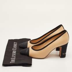 مملوكة مسبقًا Chanel CC Size 40 Beige/Black Leather and Fabric Cap Toe Block Heel Pumps
