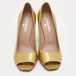 مملوكة مسبقًا حذاء بكعب عالي شانيل CC مقدمة مفتوحة جلد لامع أصفر مقاس 41