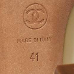 مملوكة مسبقًا حذاء بكعب عالي شانيل CC مقدمة مفتوحة جلد لامع أصفر مقاس 41