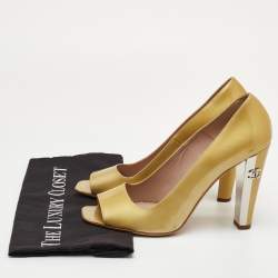 مملوكة مسبقًا حذاء بكعب عالي شانيل CC مقدمة مفتوحة جلد لامع أصفر مقاس 41