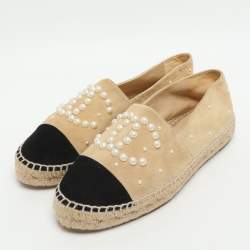 مملوكة مسبقًا Chanel CC Pearl Logo Size 37 Beige/Black Suede Espadrille Flats