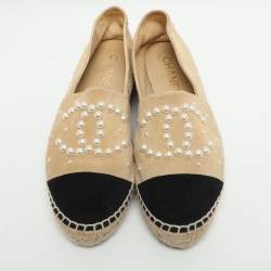 مملوكة مسبقًا Chanel CC Pearl Logo Size 37 Beige/Black Suede Espadrille Flats