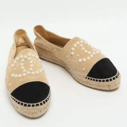مملوكة مسبقًا Chanel CC Pearl Logo Size 37 Beige/Black Suede Espadrille Flats