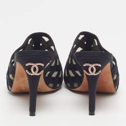 مملوكة مسبقًا Chanel CC Size 37 Black Canvas and Grosgrain Mules